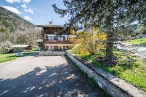 an empty driveway in front of a house at Studio Chénives - Morzine in Morzine