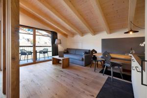 a living room with a couch and a table at Leierhof Brimella in Rodengo