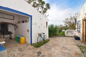 a bicycle is parked outside of a building at Quinta do Mestre- Casa Passarinhos in Tavira +14 photos
