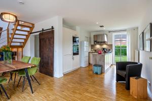a kitchen and dining room with a table and chairs at Altes Fischerhaus II in Cuxhaven
