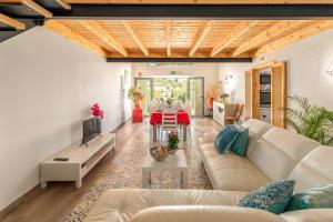 a living room with a couch and a table at Villa Rodrigues in Boliqueime