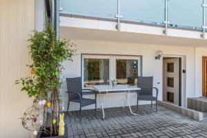 a patio with a table and chairs on a building at Ferienwohnung Gernsbach in Gernsbach