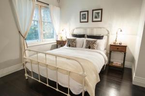sypialnia z białym łóżkiem i oknem w obiekcie Moulton Park Estate - Cottages w mieście Sassafras
