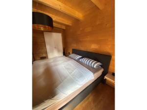 a room with a bed in a wooden cabin at Ferienwohnung Sußebach mit 80 Qm in Vöhringen
