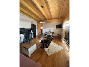 a living room with a table and chairs and a kitchen at Ferienwohnung Sußebach mit 80 Qm in Vöhringen
