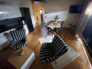 a living room with two chairs and a table at Ferienwohnung Sußebach mit 80 Qm in Vöhringen