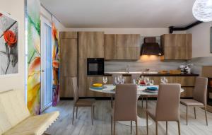 a kitchen and dining room with a table and chairs at Chalet al mare in Mondolfo