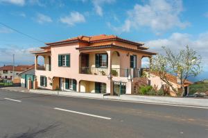 a house on the side of a road at Apartamento Maria in Canhas