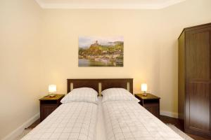 a bedroom with two beds and a painting on the wall at Alte Stadtvilla am Weinberg 4 in Traben-Trarbach