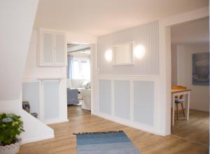 a living room with white walls and a table at kleines Landhaus Bodensee in Überlingen