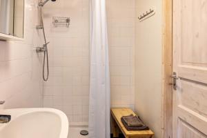 a bathroom with a shower with a toilet and a sink at Elbtalquartier im Grünen in Bleckede +21 photos