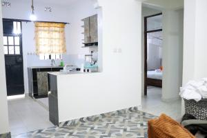 eine Küche mit weißen Wänden und einer Arbeitsplatte in der Unterkunft Els BnB in Bungoma