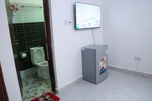 ein Badezimmer mit kleinem Kühlschrank und Toilette in der Unterkunft Els BnB in Bungoma + 60 Fotos