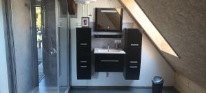 a bathroom with a sink and a mirror at Haus beim Schloß in Woldegk
