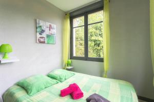 a bedroom with a bed with pink towels on it at T3 ensoleillé le Vignemale in Lourdes