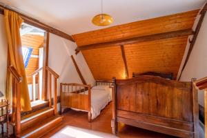 a room with a crib and a bed in a house at Gite à la campagne in Ginestet