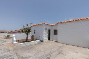 a white house with a driveway next to a building at Casa Betta in Costa Calma