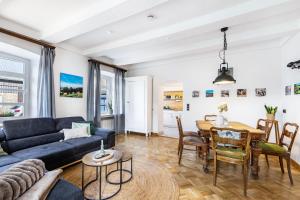 a living room with a couch and a table at Kempers Auszeit in Plettenberg