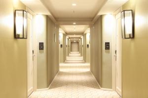 a corridor of a hallway with a long hallway at Sheraton Buenos Aires Hotel & Convention Center in Buenos Aires