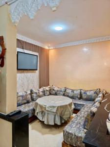 a living room with a couch and a table at Dar dyafa in Meknès