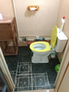 a bathroom with a toilet with a yellow seat at Maison entière Garage et parking in Montluçon +18 photos