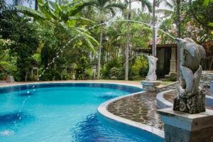 Bazén v ubytování Gunung Paradis Retreat nebo v jeho okolí