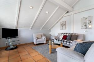 a living room with a couch and a tv at Ferienwohnung Sämann in Oberkirch