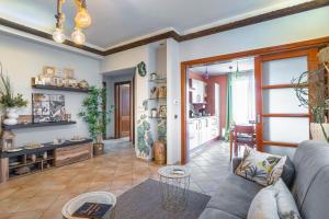 a living room with a couch and a kitchen at La Casa Del Vagabondo in Belvedere
