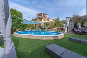 a swimming pool in the yard of a house at La Casa Del Vagabondo in Belvedere