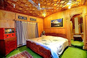 1 dormitorio con 1 cama y TV. en Golden Crest DALLAKE en Srinagar