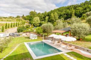 an aerial view of a villa with a swimming pool at Villa La Lanterna Bianca a Bagnone in Bagnone