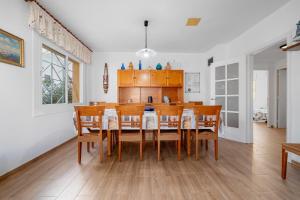 a kitchen and dining room with a table and chairs at Villa Amador in L'Ampolla