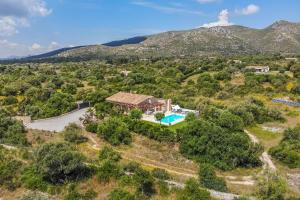 Luftaufnahme eines Hauses mit Swimmingpool in der Unterkunft Finca Soliva in Capdepera