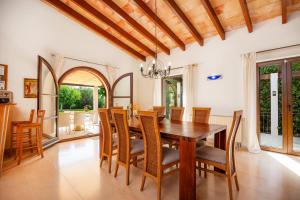 ein Esszimmer mit einem Holztisch und Stühlen in der Unterkunft Finca Soliva in Capdepera