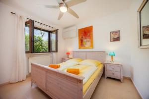 ein Schlafzimmer mit einem großen Bett und einem Fenster in der Unterkunft Finca Soliva in Capdepera + 27 Fotos