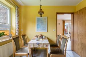 a dining room with a table and chairs at Haus Deichbrise in Niebüll
