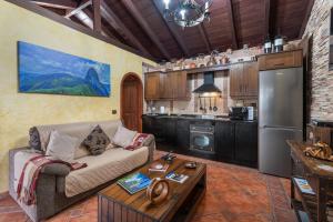 a living room with a couch and a kitchen at Casa Cruz De Tierno in Agulo