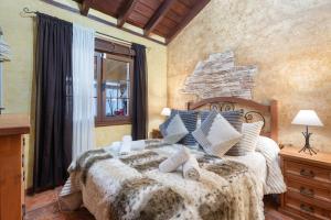 a bedroom with a large bed and a window at Casa Cruz De Tierno in Agulo