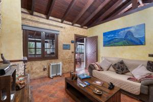 a living room with a couch and a table at Casa Cruz De Tierno in Agulo