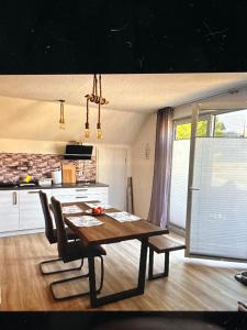 a kitchen with a table and chairs in a room at Plätzchen am Krebsberg in Simmerath