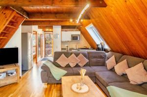 a living room with a couch and a tv at Twistesee Ferienhaus 36 in Bad Arolsen