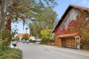 a street with a building on the side of a road at Appartement Monte Fiori in Anzing