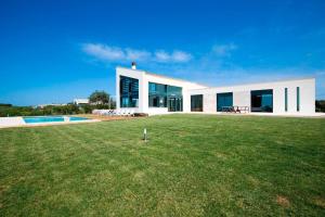 a house with a large yard in front of it at Villa Forma Nou in Mahón