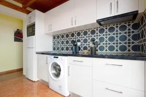 a kitchen with a washer and a washing machine at Casa Paco 3 in Costa Calma