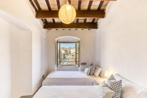 a bedroom with two beds and a window at Casa señorial 14 personas -C. Brava in Palafrugell