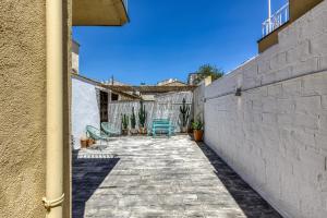 a patio with chairs and a wall at Casa señorial 14 personas -C. Brava in Palafrugell