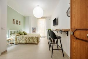 ein Schlafzimmer mit einem Bett, einem Tisch und einem Stuhl in der Unterkunft Lovi Room in Capaci + 15 Fotos