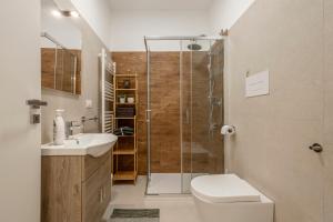 ein Badezimmer mit Dusche, Toilette und Waschbecken in der Unterkunft Lovi Room in Capaci