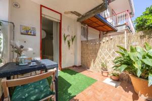 eine Terrasse mit Tisch, Stühlen und Pflanzen in der Unterkunft Lovi Room in Capaci