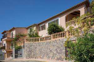 a house on a stone wall with plants at S'ancora in Port de Soller